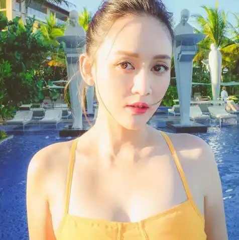 陈乔恩穿抹胸小礼裙露迷人锁骨