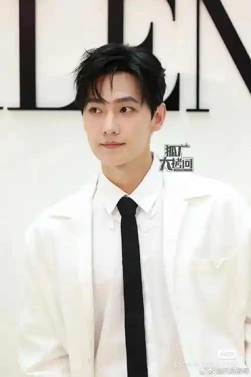 杨洋面相变了吗04#杨洋白色短裤