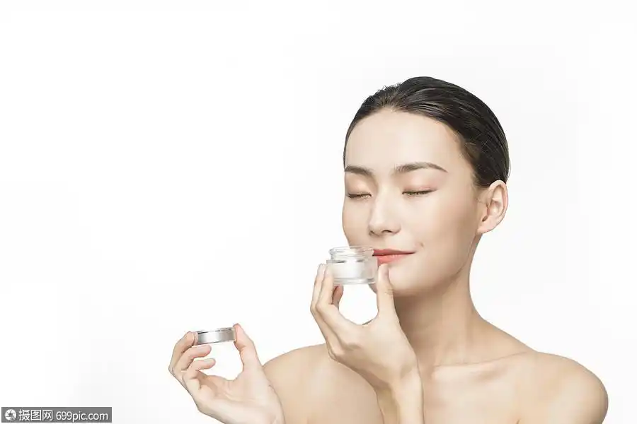 使用化妆品的护肤美女