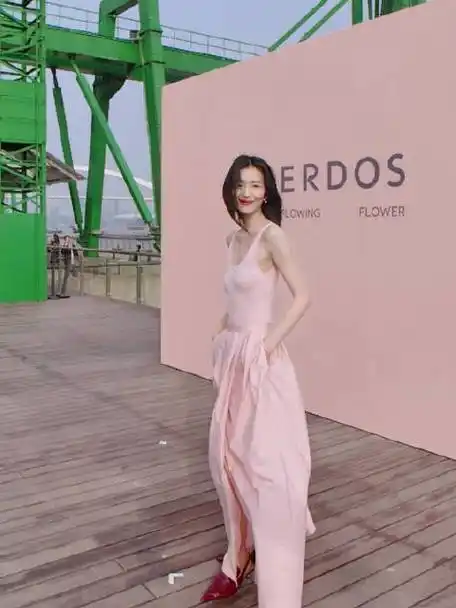 刘雯  自由,飘逸,  #轻轻入夏#    #erdos春夏时装秀##erdos轻轻认哪