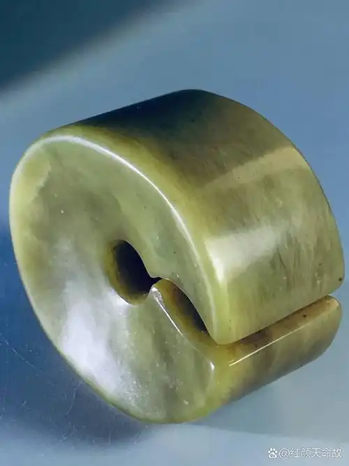 玉珏 红山史前文化早期的玉器 最原始的绳锯拉丝工艺切割开口 孔道有