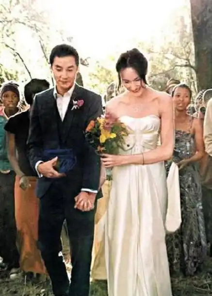 吴彦祖晒婚礼照庆祝与妻子结婚11周年动情告白我爱你