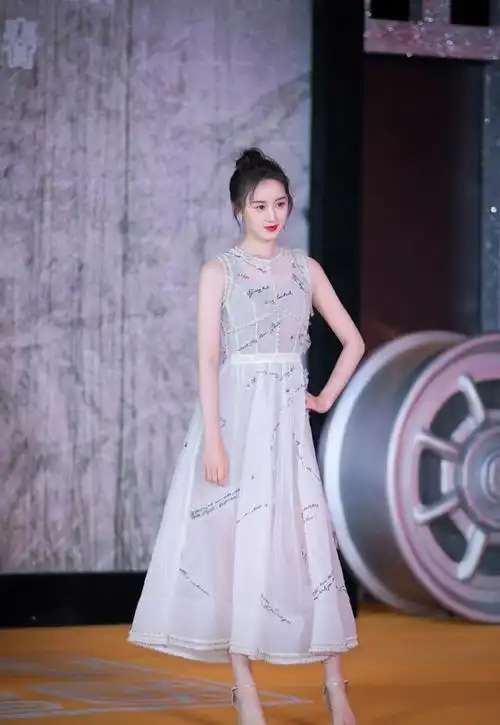 剧中她是张艺兴老婆,穿西装玩下衣失踪,秀"竹竿腿"吸睛十足