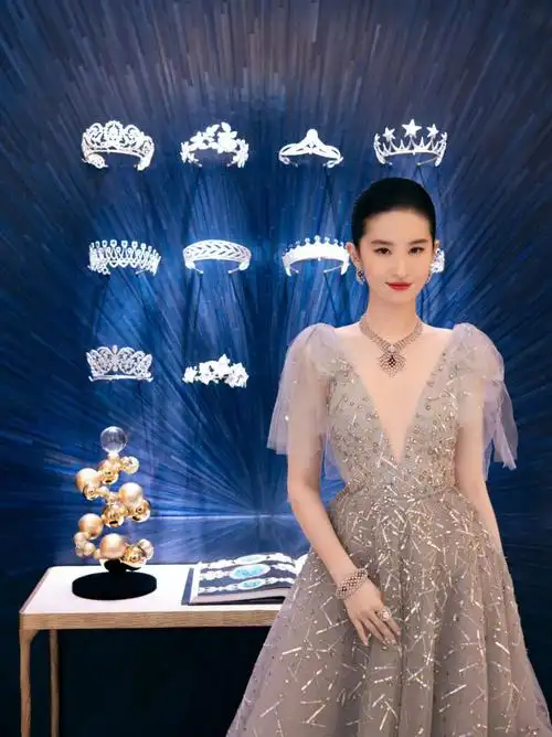 刘亦菲"大背头"造型,代言高奢品牌,帅气十足