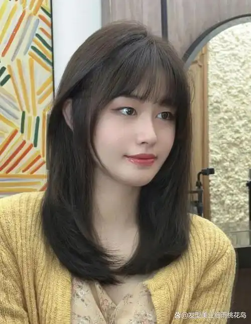这款发型中长发,看着就充满邻家女孩,可爱甜美的气息.