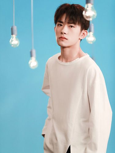 易烊千玺同款卫衣白色开叉不规则衣服宽松秋冬卫衣