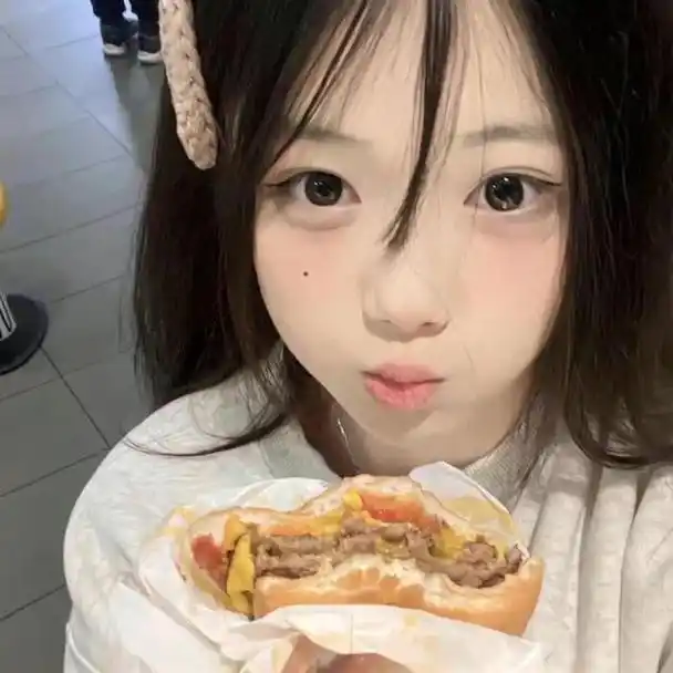 吃东西的绝美微信女生头像