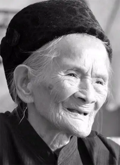 116岁老人公布长寿秘诀 每天拉耳垂