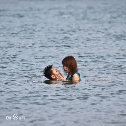 浪漫的水中接吻