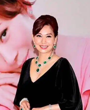 据了解,邝美云已经在内地捐赠57所小学,当记者问具体捐赠情况时,她