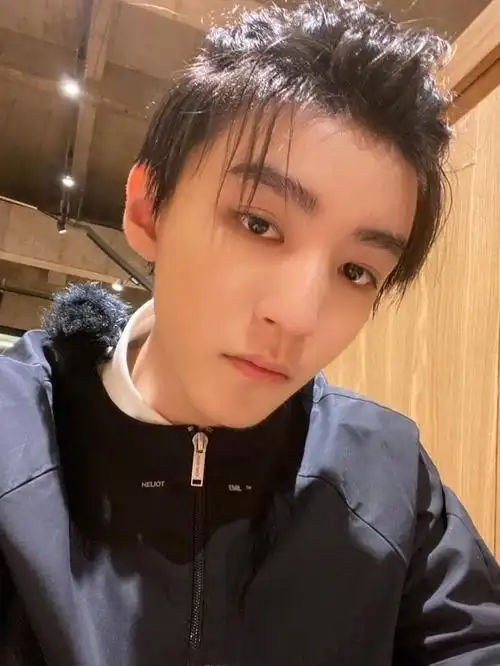 王俊凯掀起刘海,他可能感觉到了不一样的乐趣,易烊千玺习以为常