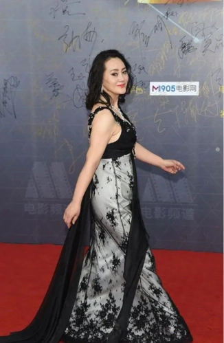 【一点资讯】大宋佳穿出了"微胖美精髓",一袭v领连衣裙成熟优雅,高级