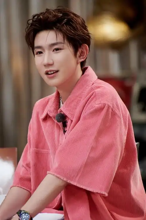 王源粉色灯芯绒套装造型