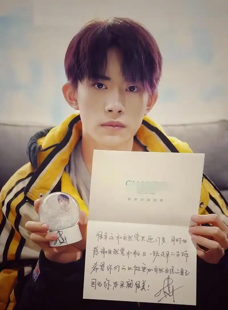 明星写字都是什么样的?易烊千玺很有书法风范,杨颖却一言难尽