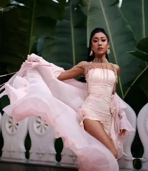 总之,吉克隽逸的个人写真,是一件值得我们用心欣赏的艺术品.