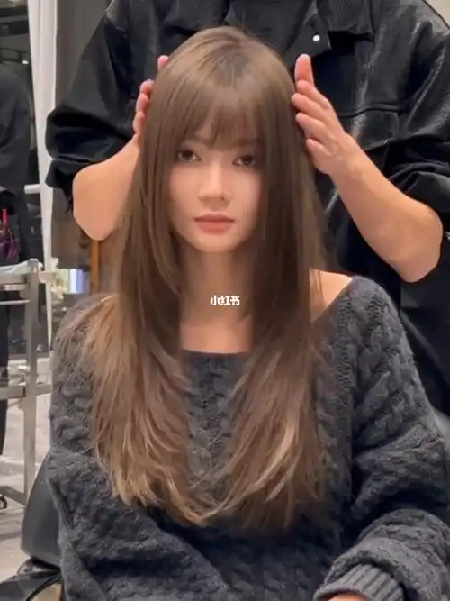 直发也很好看高层次裁剪搭配混血感奶茶发色