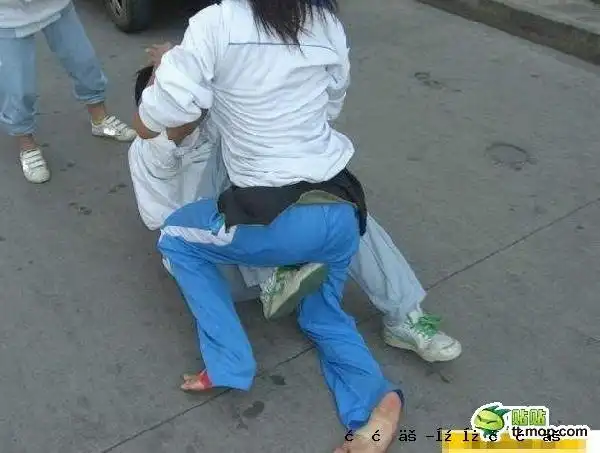 相关报道: ·初一女生被同学拍裸照胁迫卖淫 两天接客12次 ·14岁女生