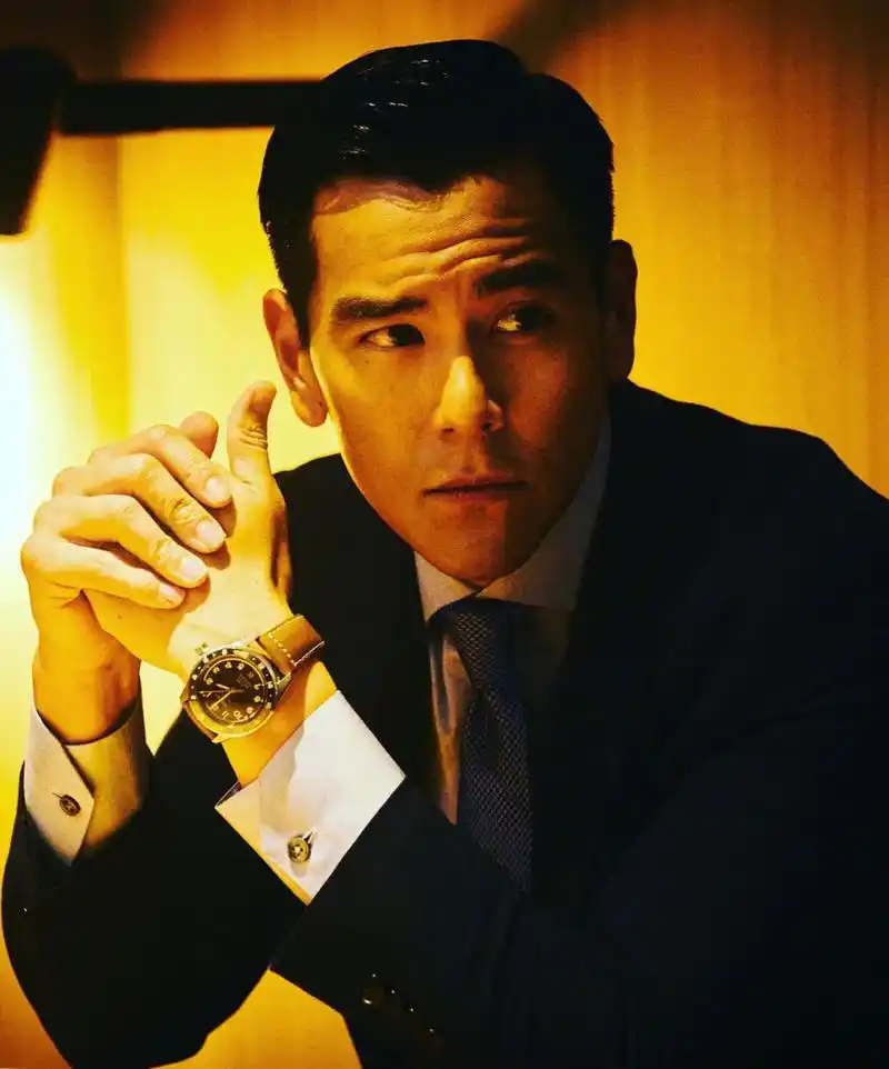 彭于晏西装造型营业照,上演光与影的碰撞,氛围感满满!