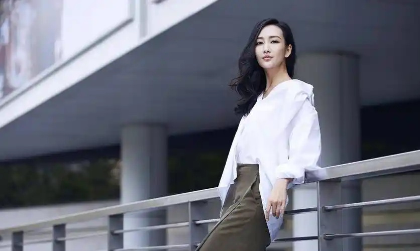 王鸥母亲出现在节目中,俩人长相神似,网友表示都是高颜值_妈妈_年龄