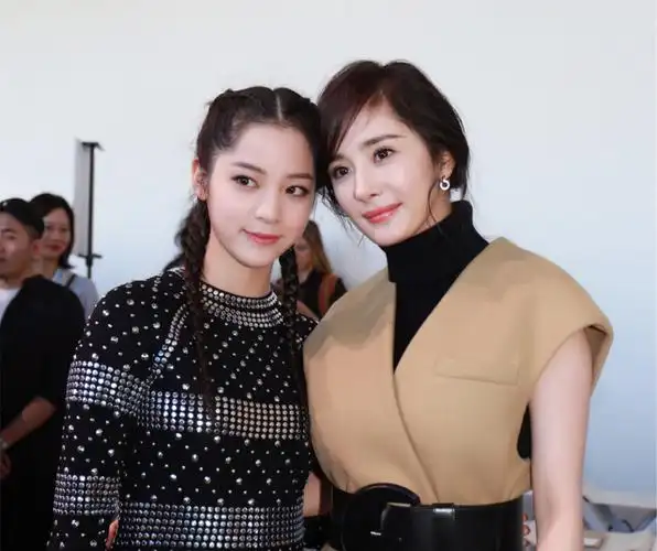 杨幂与17岁欧阳娜娜连续撞衫,谁的少女风更胜一筹?