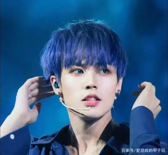 爱豆染成蓝色的头发,蓝色的头发真的很漂亮!