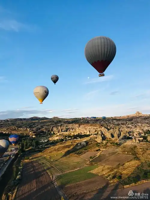 多西亚的地表是大自然奇观,看到的热气球场面又是一副空中奇观风景