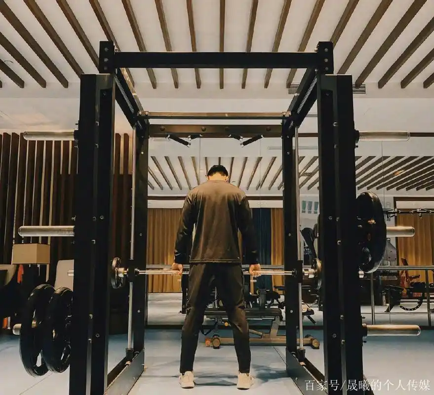 邓伦健身照洋溢着荷尔蒙