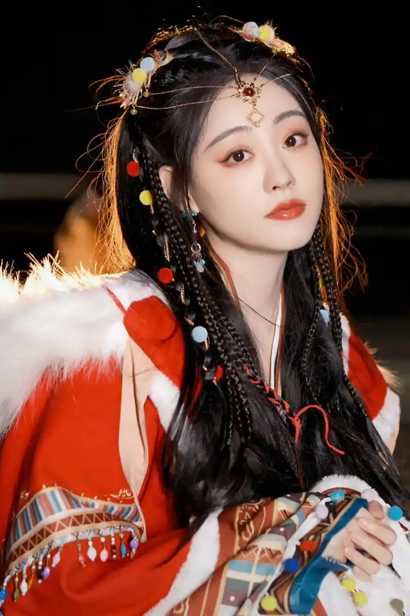 斗篷的设计独具特色,采用了丰富的刺绣工艺,展示了祝绪丹独特的气质.