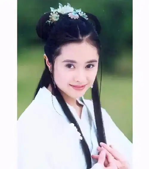 她一身白色的戏服,不施粉黛,即使是和女主角李冰冰站在一起,仍然毫不