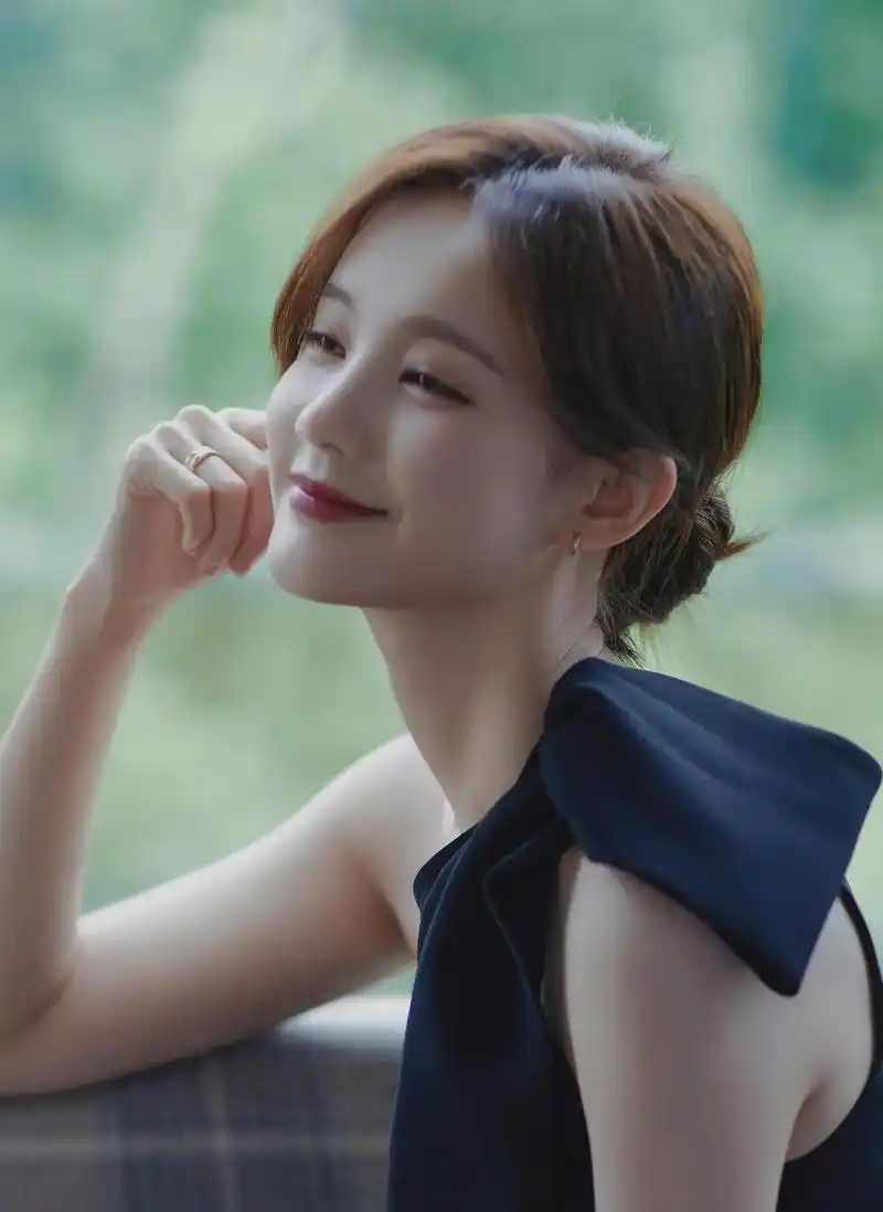 李一桐的一弯月牙眼真迷人