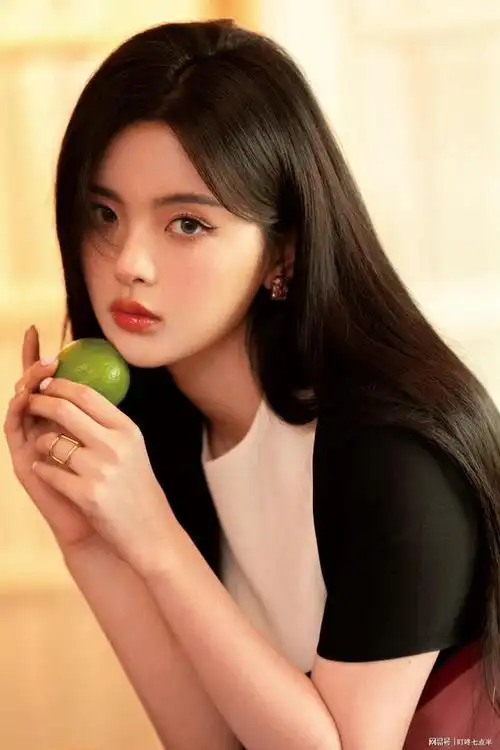 杨超越穿粉色短裙,美腿惹人爱眼!|裙子|盛开|青春|华语歌手|华语音乐_