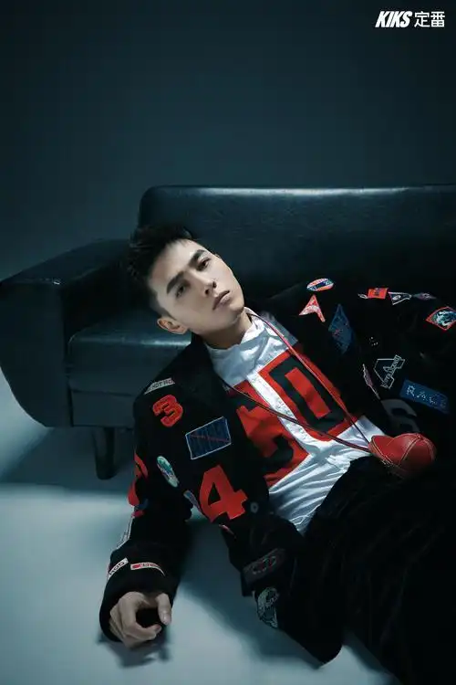 欢娱影视演员@洪尧 最新杂志《kiks定番》出刊