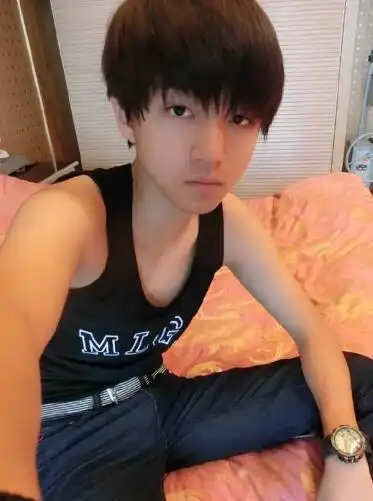 最近,有网曝说:tfboys组合队长王俊凯恋爱了,还曝出王俊凯李佳宁的