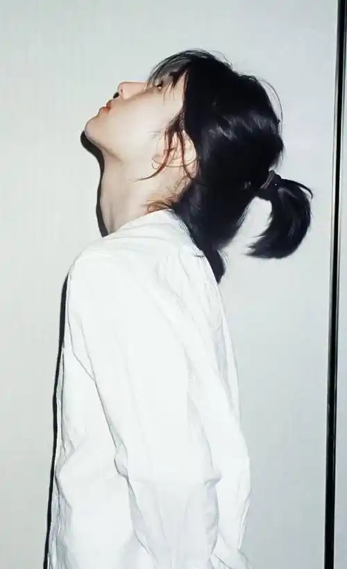 张子枫的外形自然不用我多加赘述,完美侧颜不仅展示了她立体挺翘的