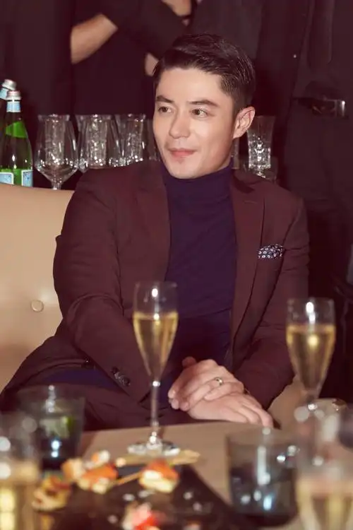 霍建华西装活动现场高清帅气图片