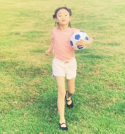 奥莉长大如"整容"!超模国字脸太夺目,这真是7岁的孩子?