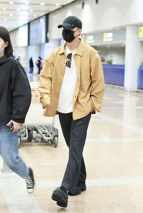 就算夏天也得穿外套韩庚的牛仔外套挺惹眼谁穿谁好看