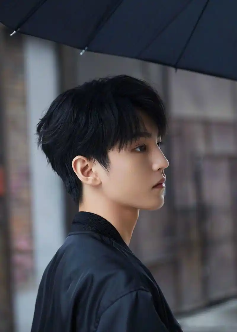 王俊凯上线发照片提醒大家关注活动 绝美侧颜是看一眼值万金的程度