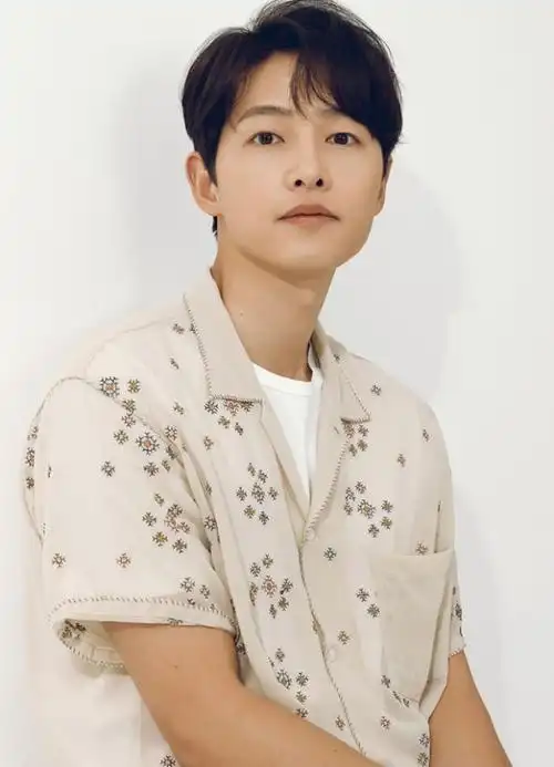 宋仲基形象不再油腻,状态回归超耐打|宋慧乔|发型|西装|衬衫|西裤