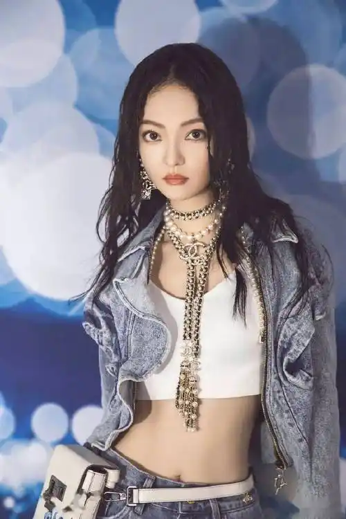 张韶涵朋克风剧照酷飒 秀美甲个性十足_来源_牛仔服_配饰