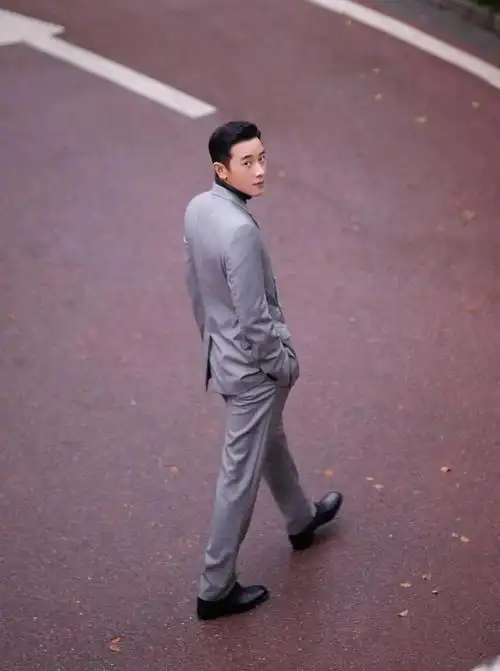 跨界的罗晋型男范十足,灰西装配高领毛衣绅士帅气,行走的荷尔蒙|唐嫣
