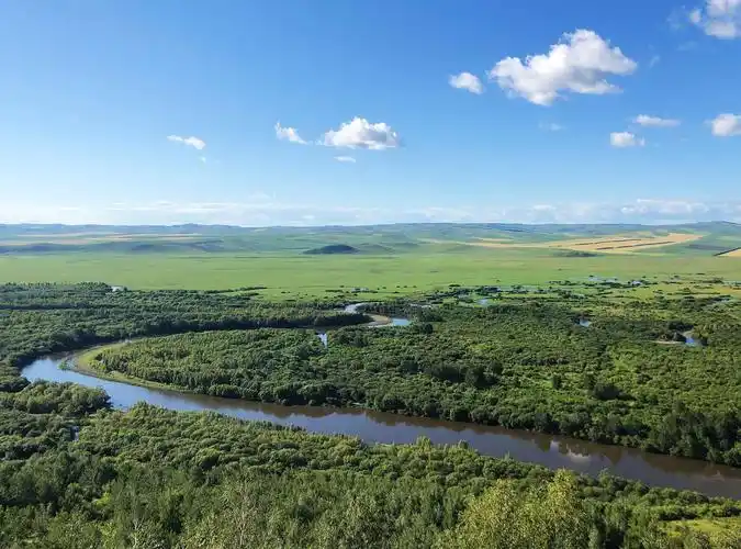 视野开阔,可清晰地观赏根河曲水环抱草甸的美景