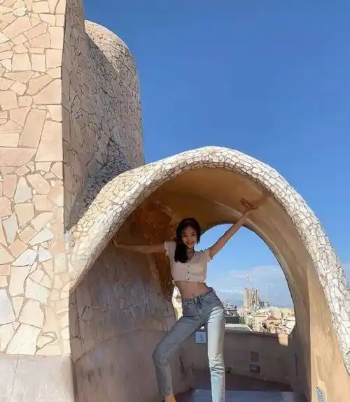 jennie完全是一个独特的存在!露脐 裙装,又被撩到了_气质_身材_风格