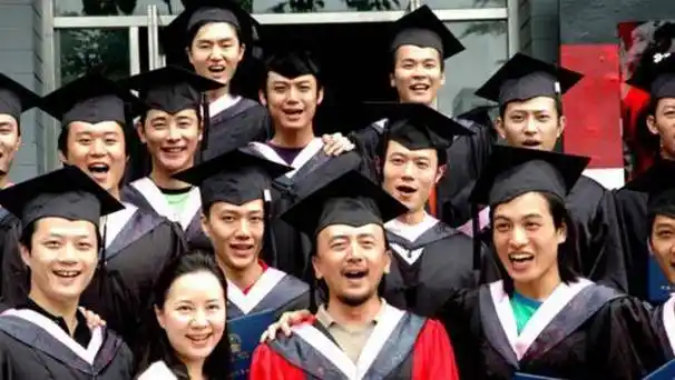 罗晋在北电的生活,与同学聚餐穿着很随意,戴着帽子用左手抽烟_朱亚文