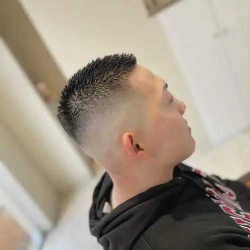 男士寸头绝对是人气男士发型之一,简单又时尚,还特别的精神.