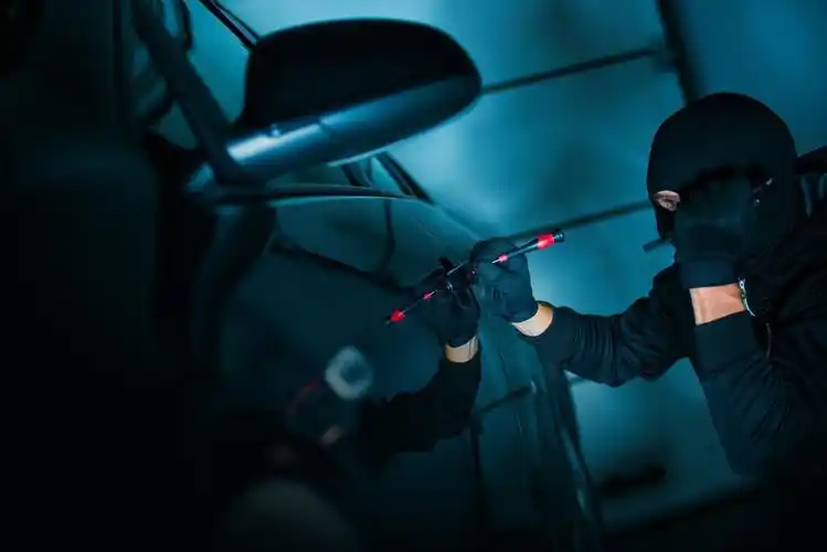 黑色男子动画犯罪小偷背景图片小猫在冰箱里偷吃香肠通过在纸上的洞