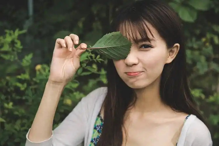 爱嘟嘴爱卖萌的可爱俏皮清新女孩森系日系美女图片