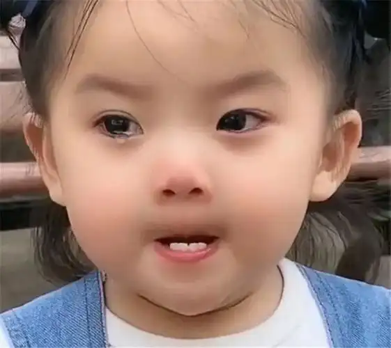 因为太委屈一直掉眼泪,但是女孩性格特别倔强,仍旧在强忍悲伤,不让