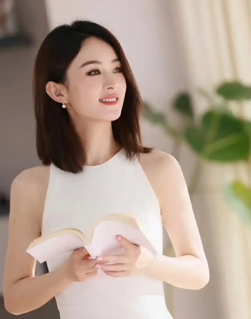 赵丽颖工作室分享幕后物料,颖宝穿着白色裙装出镜温柔恬静,妆容有种