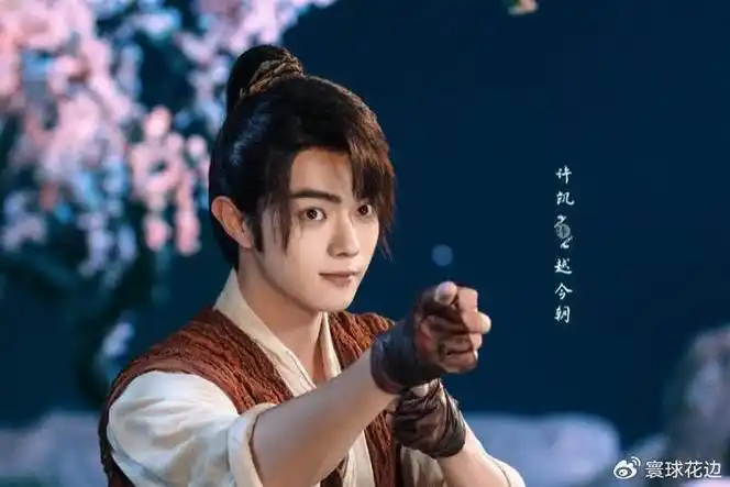 「许凯」在剧中饰演「越今朝」,懂得人情世故,反应快且擅长推理,与越